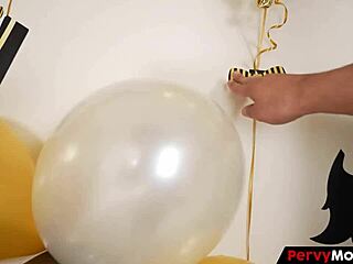 परवी मदर सौतेला बेटा अपनी प्यारी सौतेली माँ को न्यू ईयर पार्टी में चोदता है