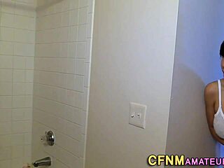 यह बस्टि बेब CFNM स्टाइल में एमेजिंग हैंडजॉब दे रही है