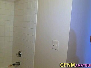 यह बस्टि बेब CFNM स्टाइल में एमेजिंग हैंडजॉब दे रही है