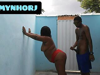 cheio de tes�o fudendo no quintal na pele