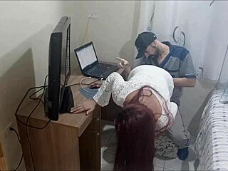 Safada Dona de Casa Meets Depraved Repairman for Hot Action!