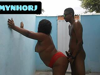 cheio de tes�o fudendo no quintal na pele