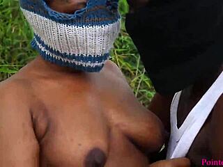 गाँव में टहलना गर्म एरोटिक चुदाई में बदल जाता है