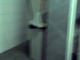 peladas no posto de gasolina frentista não aguentou e meteu a rola na putinha