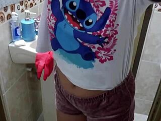 La empleada del servicio inmigante acepta chupar verga