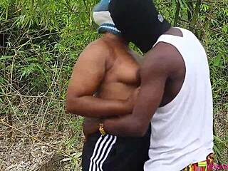 गाँव में टहलना गर्म एरोटिक चुदाई में बदल जाता है