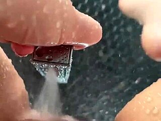 Curvy teen masturbates in sunny Saudi shower