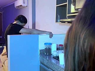 फ्रेंड के साथ डिनर वाइल्ड हो जाता है - उसका बॉयफ्रेंड डेजर्ट सरप्राइज है!