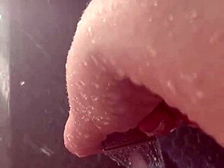 Curvy teen masturbates in sunny Saudi shower