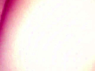 La vecina madura es engañada por un joven con habilidades impresionantes