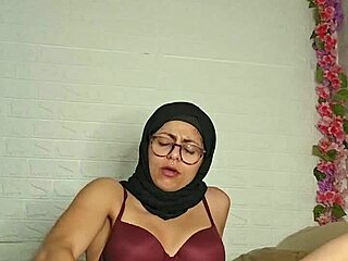 प्रेटी मिया नियाब 12 इंच बीबीसी डिल्डो पर जंप करती है