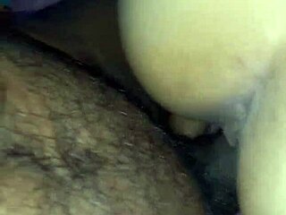 La vecina madura es engañada por un joven con habilidades impresionantes