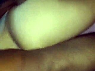 La vecina madura es engañada por un joven con habilidades impresionantes