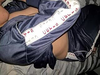 सुंदर लैटिना स्टूडेंट की विशाल टिट्स दूध निकाली जाती हैं जबकि मैं उसके अंदर कुम करता हूँ।