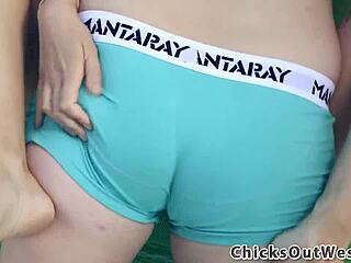 Australian lesbians explore outdoor licking adventures