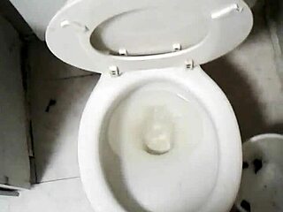 A hot guy showered his girlfriend with piss after seeing her naked picture