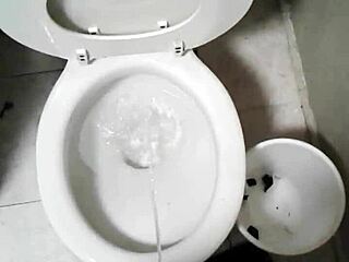 A hot guy showered his girlfriend with piss after seeing her naked picture