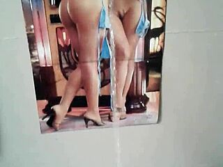 A hot guy showered his girlfriend with piss after seeing her naked picture