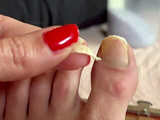 Admire natural beauty of unique toe nail art