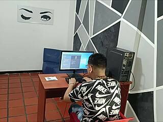 La criada inspira seducción en la oficina