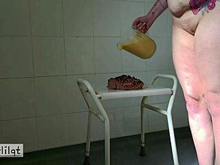 Kinkylilqt smashed a cake with her ass and pleasured herself in it