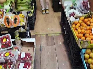 La babe subyace acostada con una selva de verduras