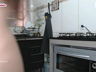 Contratei essa empregada e ela ficou pelada para limpar a minha casa que safada eu não me aguentei