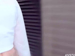 Shy office lady who dreams of becoming a model returns to work with a mouthful of cum 😊