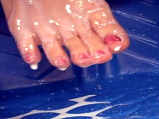 Hot teen Jenna Haze loves foot play, satisfying