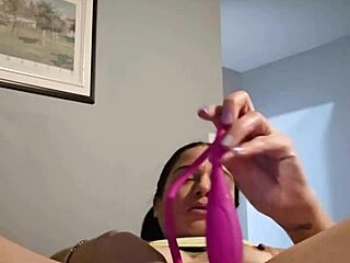 je joue avec ma petite 18+ chatte emy angel