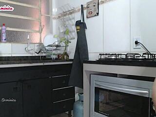 Empregada ficou pelada em casa minha para limpeza