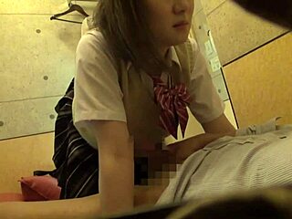 जापान की छुपी कैमरा मसाज पार्लर में क्यूट एमेच्योर के साथ गुप्त सेक्स एक्शन रिकॉर्ड करती है