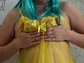 मेरी पहली प्रेग्नेंट MILF पैंटी में कम करती है और उन्हें सूंघती है