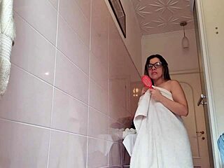 Holy crap, Mah Santos looking hot in that video!