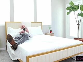 I let my roommate's boyfriend use my tight wet pussy for his VR game.