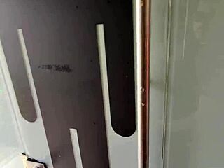 demasiado arriesgado enserio quieres que te folle aqui en publico sexo en la calle pillada