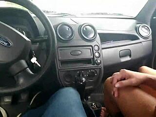 Estou Fazendo Uber E A Mulher Do Meu Vizinho Pagou Um Boquete Delicioso No Carro Pra Mim