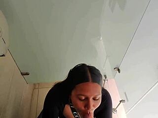 demasiado arriesgado enserio quieres que te folle aqui en publico sexo en la calle pillada