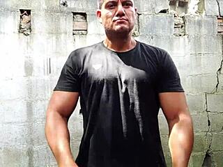 यूरी गाऊचो बॉडीबिल्डर हॉर्नी, कमलोड एक्सिबिशन तक मस्तरबेट करती है