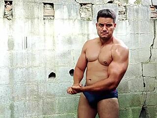 यूरी गाऊचो बॉडीबिल्डर हॉर्नी, कमलोड एक्सिबिशन तक मस्तरबेट करती है