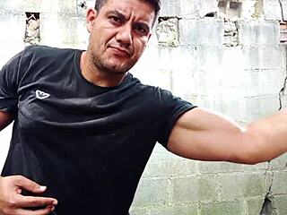 यूरी गाऊचो बॉडीबिल्डर हॉर्नी, कमलोड एक्सिबिशन तक मस्तरबेट करती है