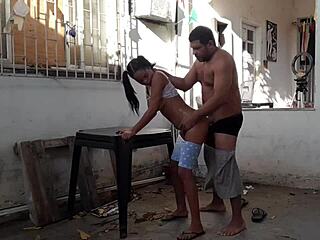 Fudendo no quintal com a baby-sitter - anal teen 18+