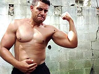 यूरी गाऊचो बॉडीबिल्डर हॉर्नी, कमलोड एक्सिबिशन तक मस्तरबेट करती है