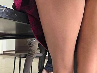 la cuñada de mi esposo comiendo pito en la mesa conmigo en threesome amateur