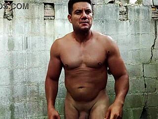 यूरी गाऊचो बॉडीबिल्डर हॉर्नी, कमलोड एक्सिबिशन तक मस्तरबेट करती है