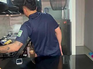 me cojo ala empleada de servicio en la cocina 😏🍑