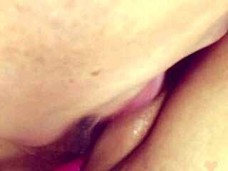 velho nerd chupando a novinha bucetuda