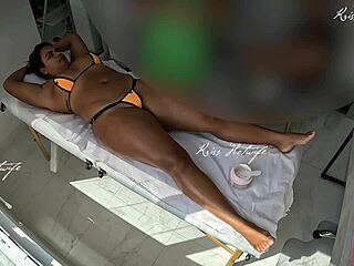 Fazendo massagem com micro biquini todo enfiado na buceta