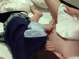 女子高生の制服で騎乗位中出し素人撮影😍