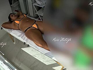 Fazendo massagem com micro biquini todo enfiado na buceta